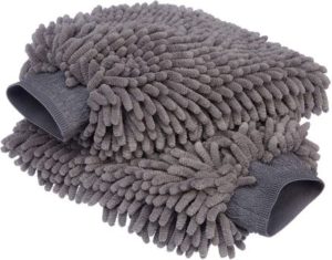 6. AmazonBasics Microfiber Car Wash Mitt